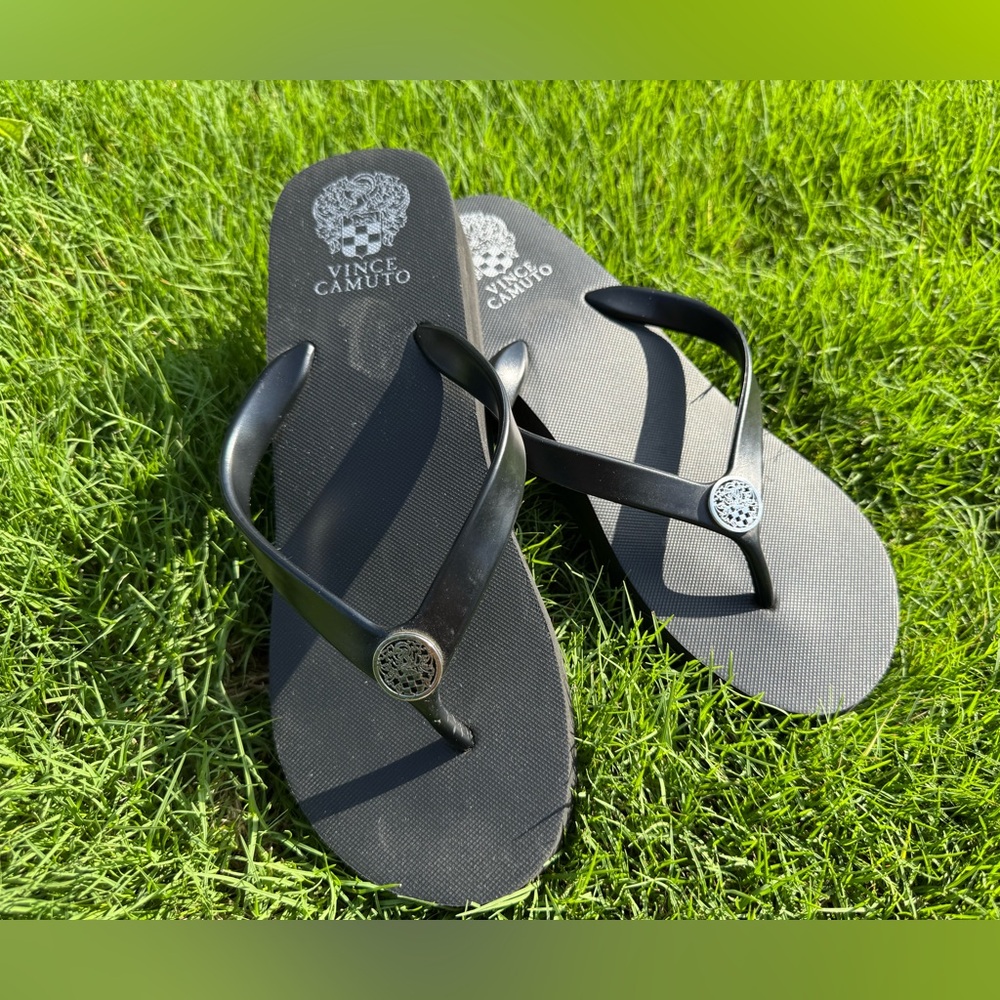 VINCE CAMUTO SANDALS